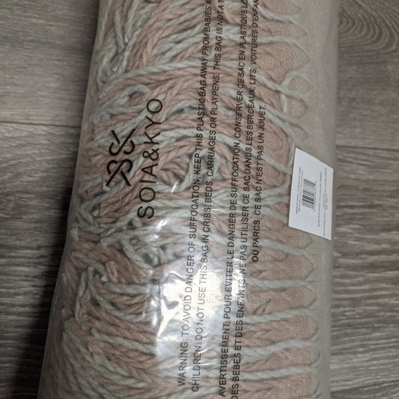 Soia and Kyo Poncho - Picture 6 of 6